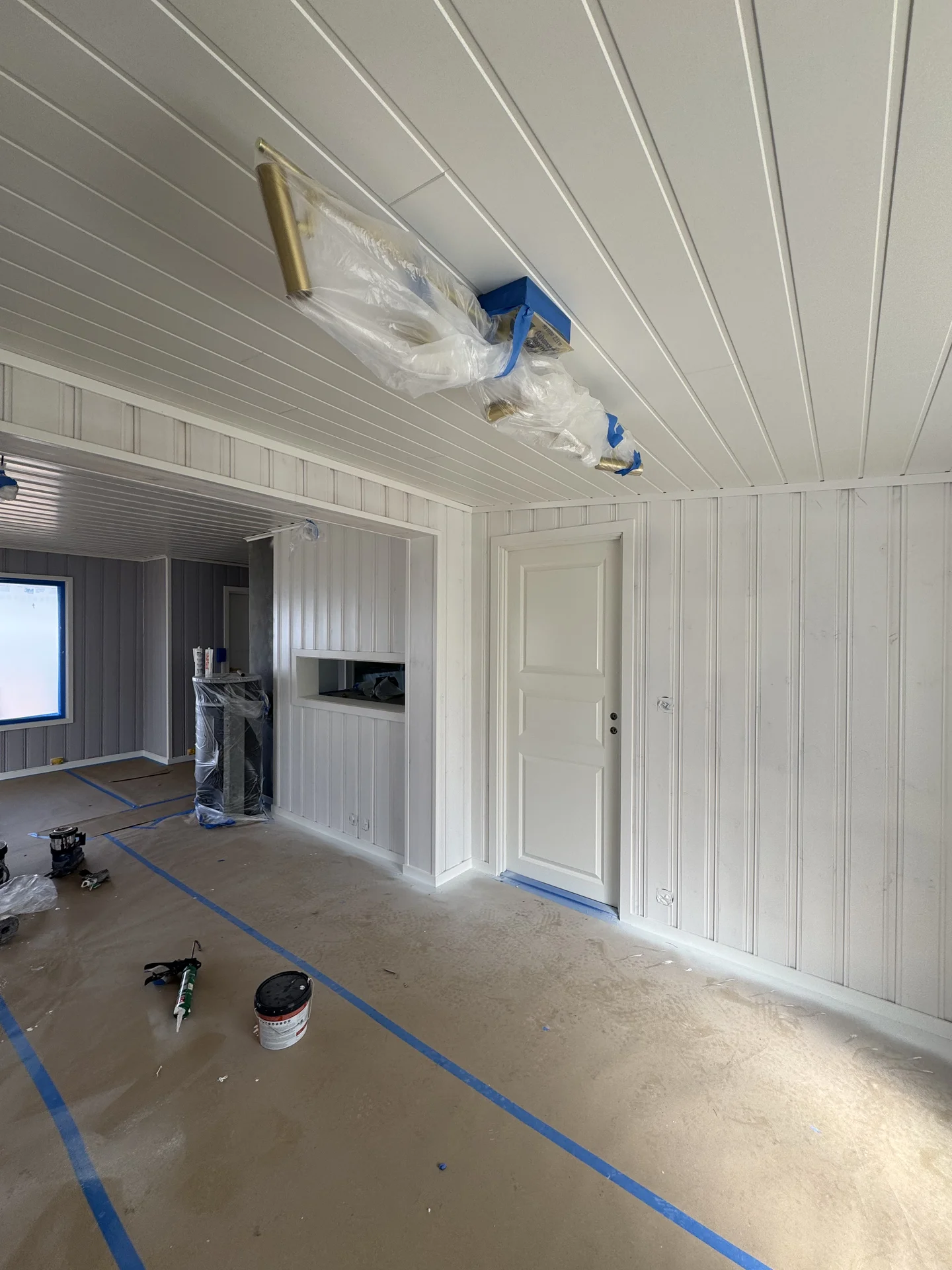 Før — Hytte innvendig — panel i grågrønt