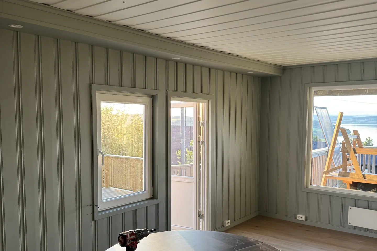Hytte innvendig — panel i grågrønt