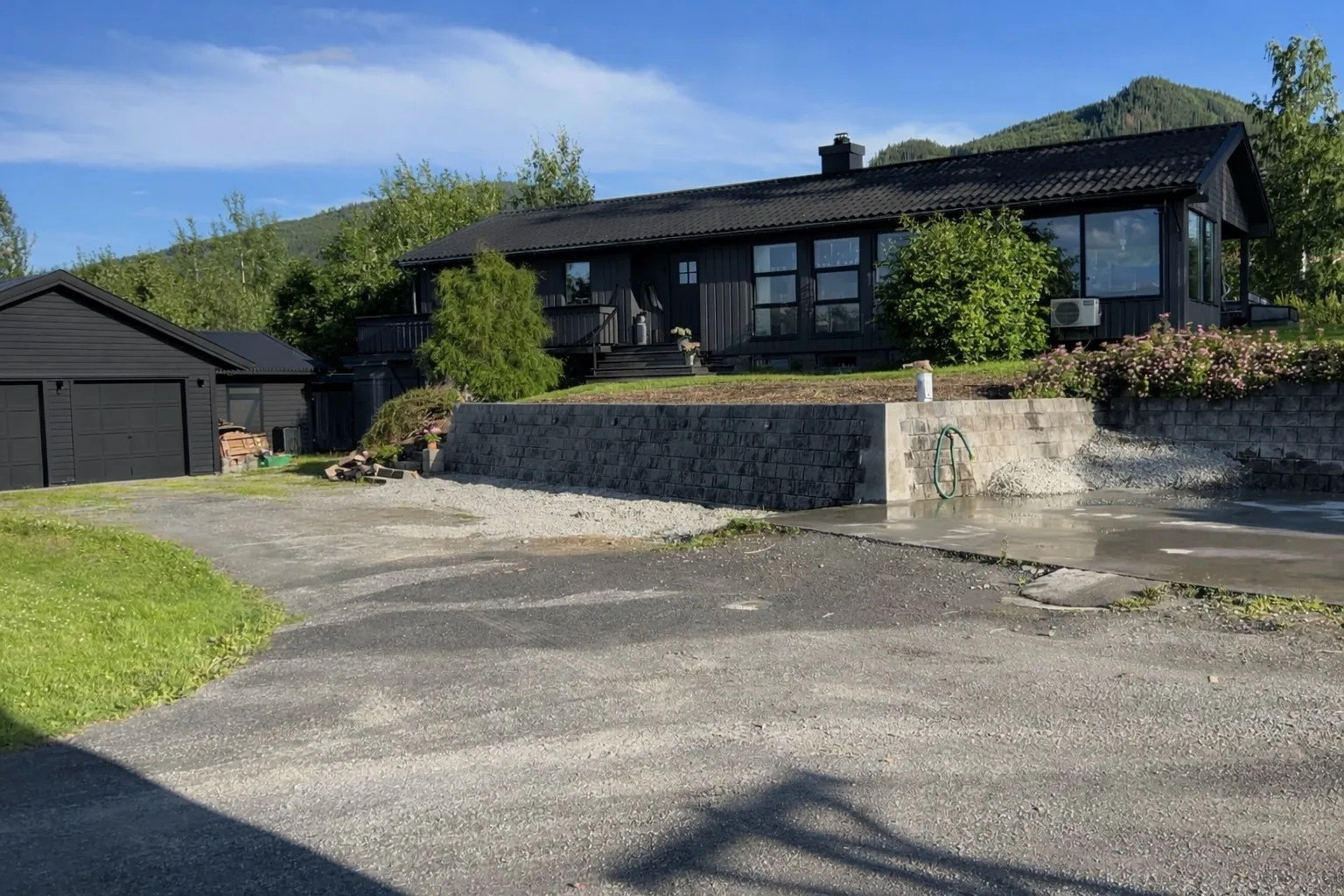 Hus med nymalt svart fasade på Skreia